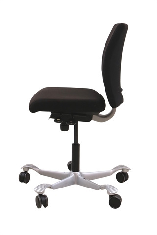 Håg H04 4200 Kontorstol i sort set fra siden af.