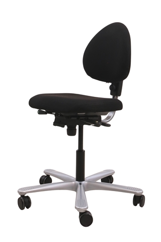 Flot kontorstol fra Håg, model 4000 i sort set forfra i en skrå vinkel.