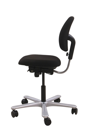 Flot kontorstol fra Håg, model 4000 i sort set fra siden af.