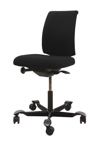 Håg H05 5300 kontorstol i sort set forfra i en skrå vinkel.