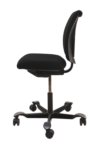Håg H05 5300 kontorstol i sort set fra siden af.