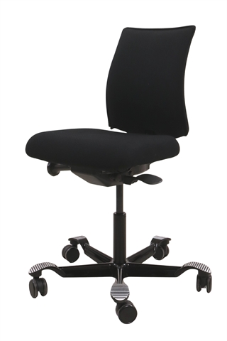 Håg H05 5200 kontorstol i sort set forfra i en skrå vinkel.