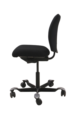 Håg H05 5200 kontorstol i sort set fra siden af.