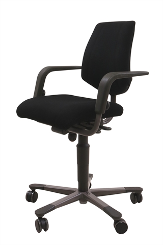 Håg H03 Credo 3300 kontorstol i sort set forfra i en skrå vinkel.