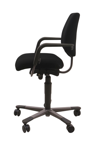 Håg H03 Credo 3300 kontorstol i sort set fra siden af.