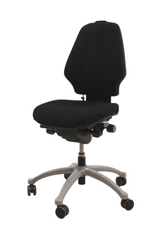 RH logic 300 kontorstol i sort set forfra i en skrå vinkel.