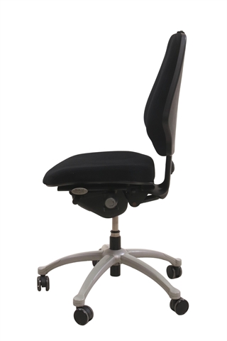 RH logic 300 kontorstol i sort set fra siden af.