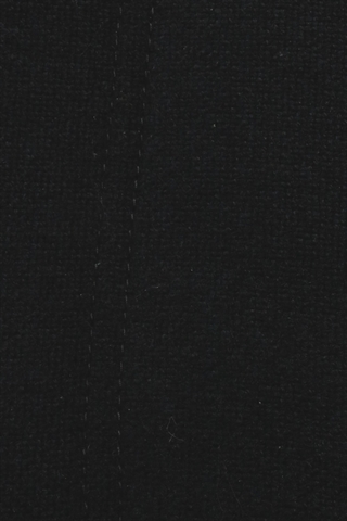 Det sorte fame stof set tæt på.