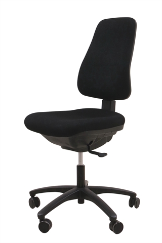 Kontorstol fra Dauphin i sort set forfra i en skrå vinkel.