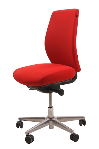 Savo kontorstol i rødt stof med alu fodkryds set forfra i en skrå vinkel.