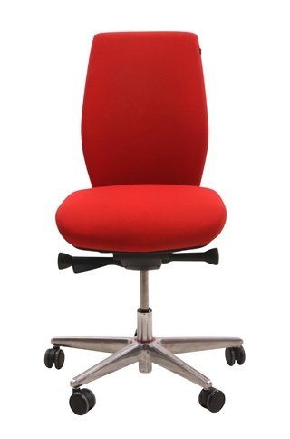 Savo kontorstol i rødt stof med alu fodkryds set forfra.