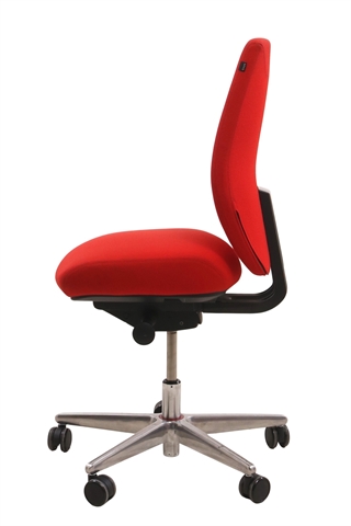 Savo kontorstol i rødt stof med alu fodkryds set fra siden af.