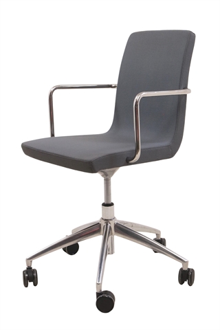 Emmegi Wings kontorstol i grå med krom armlæn, set forfra i en skrå vinkel.