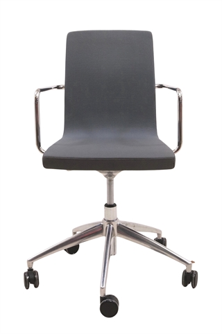 Emmegi Wings kontorstol i grå med krom armlæn, set forfra.