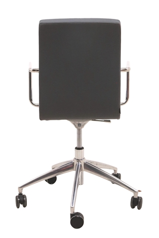 Emmegi Wings kontorstol i grå med krom armlæn, set bagfra.