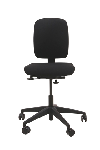 Savo kontorstol i sort set forfra.