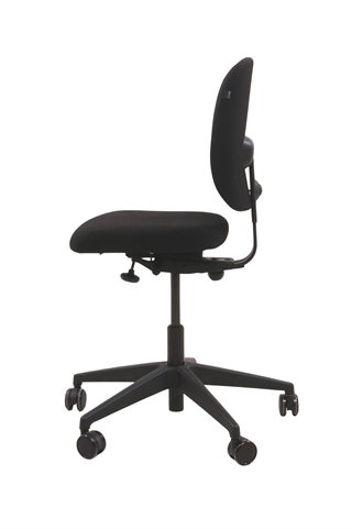 Savo kontorstol i sort set fra siden af.