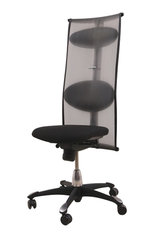 Håg H09 kontorstol i sort med meshryg, set forfra i en skrå vinkel.