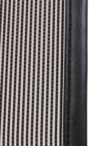 Mesh med læderkant set tæt på.