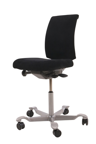 Håg H05 5300 kontorstol i sort set forfra i en skrå vinkel.