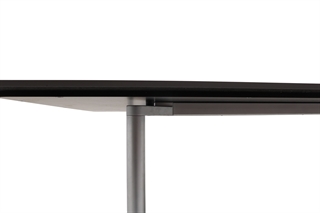 Kanten og bordbenet set tæt på.