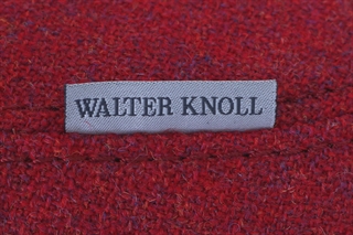 Stoffet og mærket set tæt på.