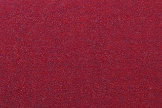 Det røde stof set tæt på.
