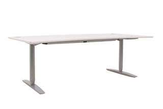 Hæve sænkebord i hvid med sølvgråt stel set forfra i en skrå vinkel.