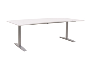 Hæve sænkebord i hvid med sølvgråt stel set forfra i en skrå vinkel.