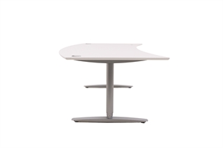 Hæve sænkebord i hvid med sølvgråt stel set fra enden af.