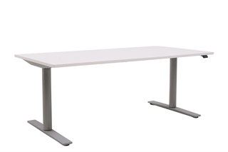 Hæve sænkebord i hvid med sølvgråt stel set forfra i en skrå vinkel.