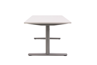 Hæve sænkebord i hvid med sølvgråt stel set fra siden af.