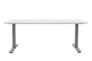 Hæve sænkebord i hvid med sølvgråt stel set bagfra.