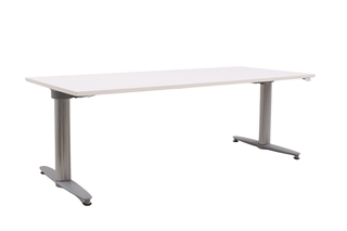 Hæve sænkebord i hvid med sølvgråt stel set forfra i en skrå vinkel.