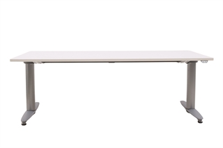 Hæve sænkebord i hvid med sølvgråt stel set forfra.