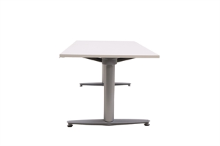 Hæve sænkebord i hvid med sølvgråt stel set fra siden af.