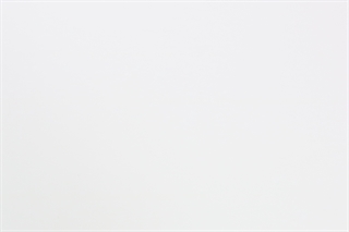 Den hvide laminat bordplade set tæt på.