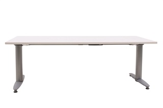 Hæve sænkebord i hvid med sølvgråt stel set bagfra.