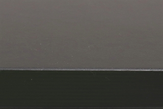 Bordpladen og kantlisten set tæt på.