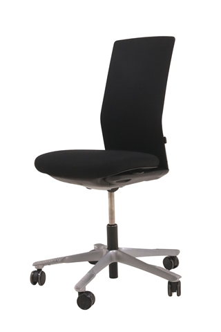 Håg Futu kontorstol i sort set forfra i en skrå vinkel.