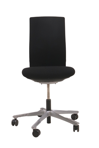 Håg Futu kontorstol i sort set forfra.