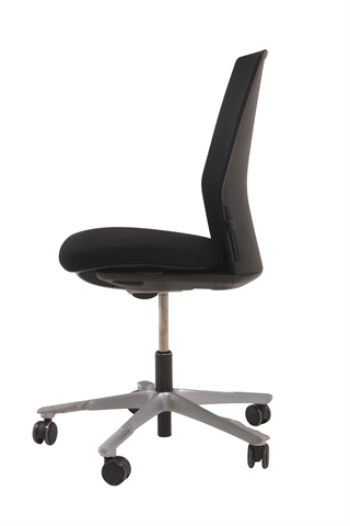 Håg Futu kontorstol i sort set fra siden af.