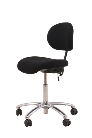 Vela kontorstol i sort set forfra i en skrå vinkel.