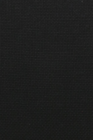 Det sorte fame stof set tæt på.