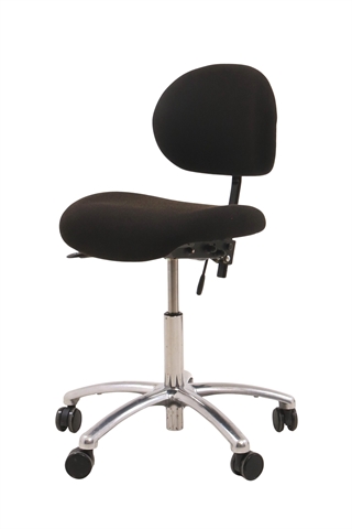 Vela kontorstol i lys sort set forfra i en skrå vinkel.