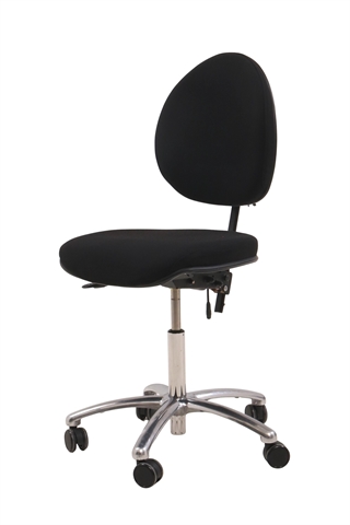 Vela kontorstol i sort set forfra i en skrå vinkel.