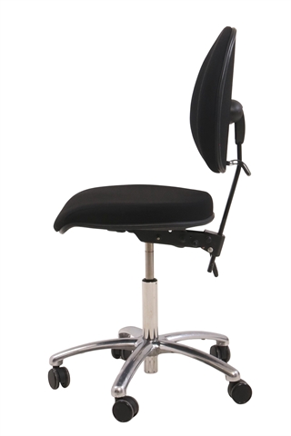 Vela kontorstol i sort set fra siden af.