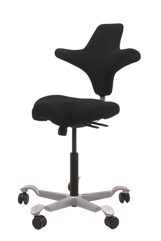 Håg Capisco 8106 kontorstol i sort set forfra i en skrå vinkel.