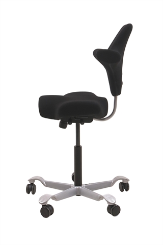 Håg Capisco 8106 kontorstol i sort set fra siden af.