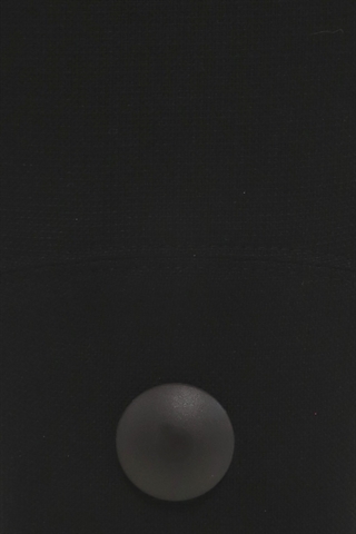 Knappen til højderegulering af ryggen set tæt på.